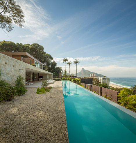 Casa AL by Studio Arthur Casas photos by Fernando Gurra