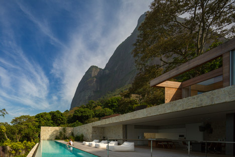 Casa AL by Studio Arthur Casas photos by Fernando Gurra