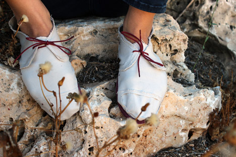 Last 21986 canvas shoes by Lou Moria