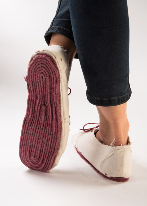Last 21986 canvas shoes by Lou Moria