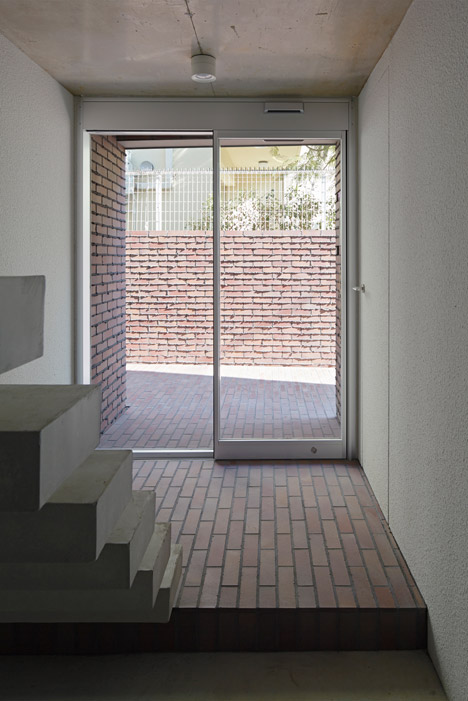 RC structured apartment building in Tokyo by Oggi