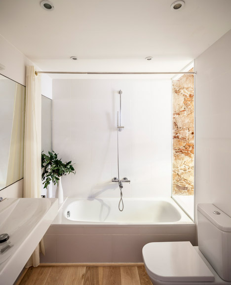 Renovated apartment in Les Corts by Sergi Pons