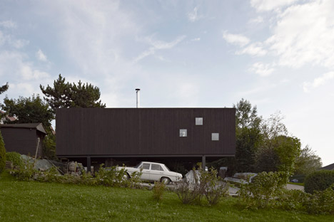 House at the pond by Hammerschmid Pachl Seebacher Architekten
