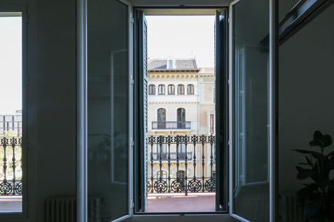 The Wall apartment in Barcelona by Nook Architects