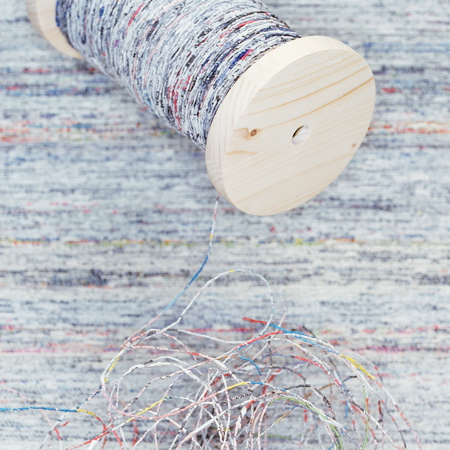 Yarn from old newspapers by Greetje van Tiem