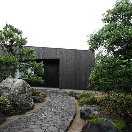 Kuro by 1980/Takuya Hosokai + Hiromasa Mori