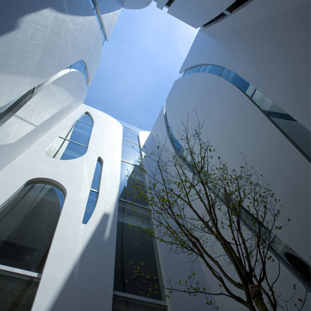 Slit Court by EASTERN Design Office