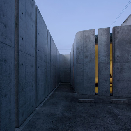 Slit House by EASTERN Design Office
