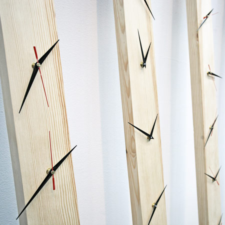 Log Clock by Piotr Stolarski