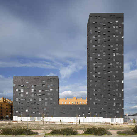 132 Social Housing Block by Estudio Entresitio