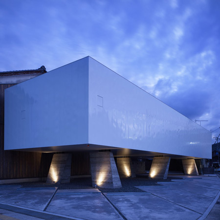 House in Obama by Suppose Design Office