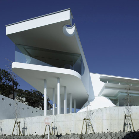 Mountains and dzn_Opening House by Eastern Desighn Office