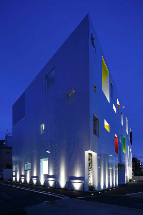 Sugamo Shinkin Bank by Emmanuelle Moureaux