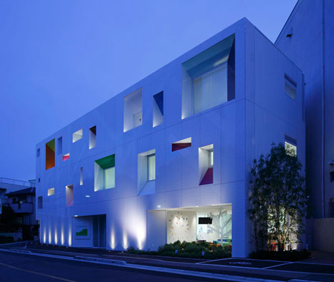 Sugamo Shinkin Bank by Emmanuelle Moureaux