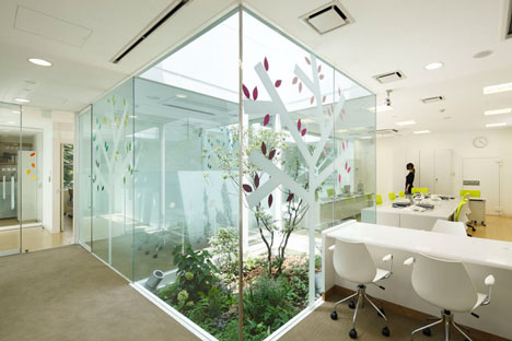 Sugamo Shinkin Bank by Emmanuelle Moureaux