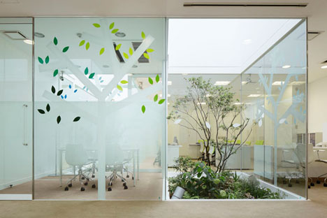 Sugamo Shinkin Bank by Emmanuelle Moureaux