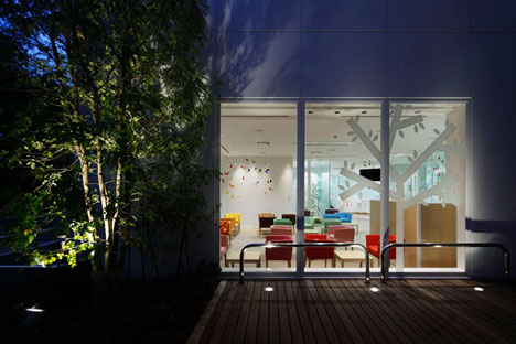 Sugamo Shinkin Bank by Emmanuelle Moureaux