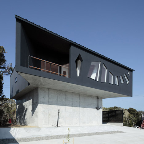 A House Awaiting Death by Eastern Design Office