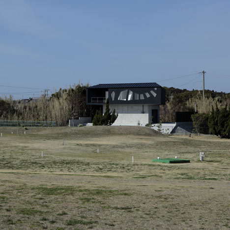 A House Awaiting Death by Eastern Design Office
