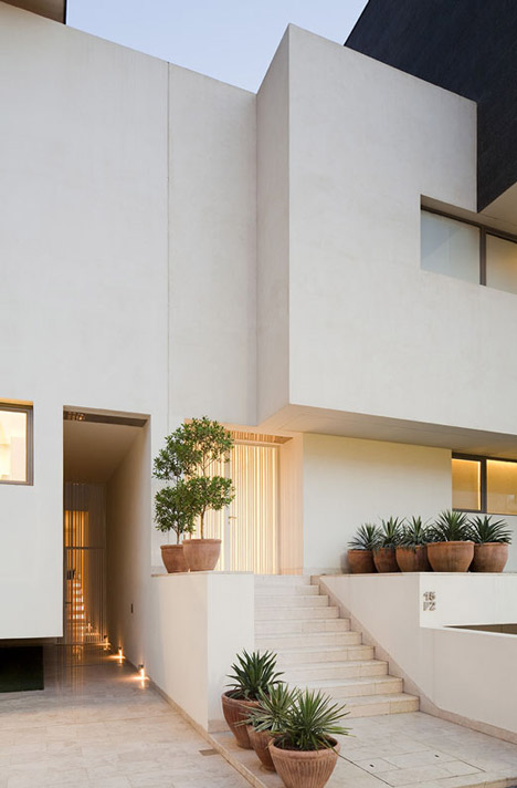 Black and White House by AGi architects Black and White House by AGi architects