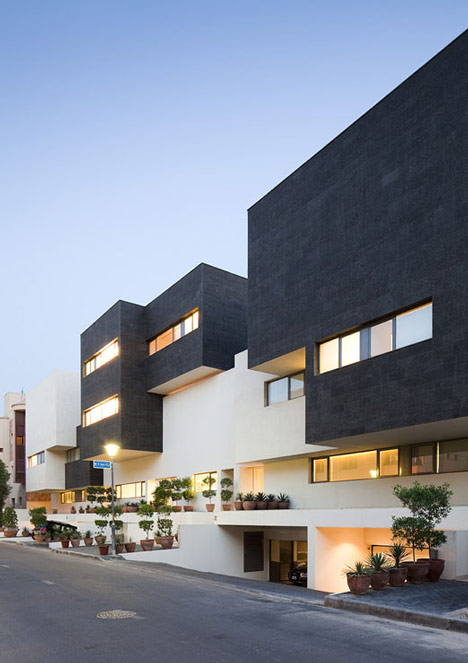 Black and White House by AGi architects Black and White House by AGi architects