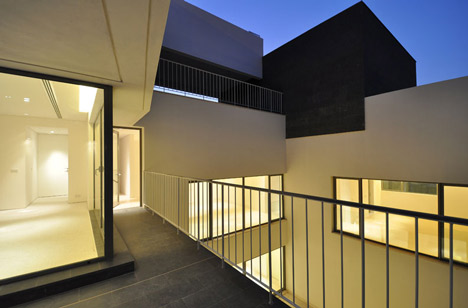 Black and White House by AGi architects Black and White House by AGi architects