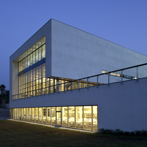 The Robert and Yadelle Sklare Family Library by Schwartz Besnosoff Architects