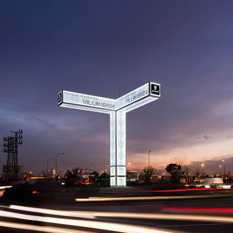 Totem de dos by Brut Deluxe Architecture Design