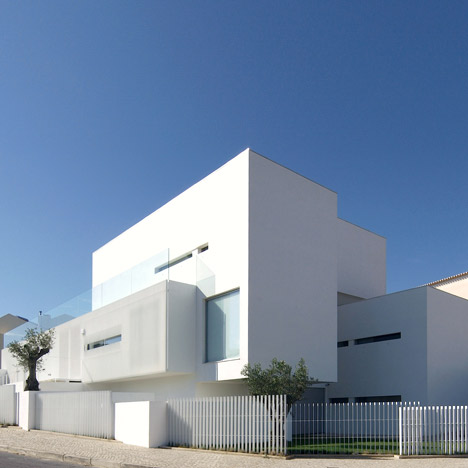 House in Paco de Arcos by Jorge Mealha Arquitecto