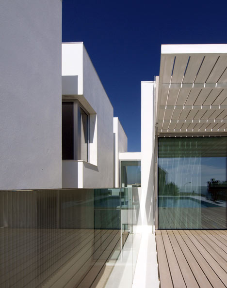 House in Paco de Arcos by Jorge Mealha Arquitecto
