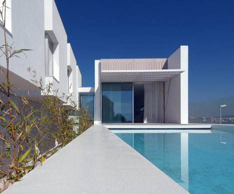 House in Paco de Arcos by Jorge Mealha Arquitecto