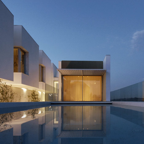 House in Paco de Arcos by Jorge Mealha Arquitecto