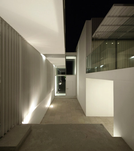 House in Paco de Arcos by Jorge Mealha Arquitecto