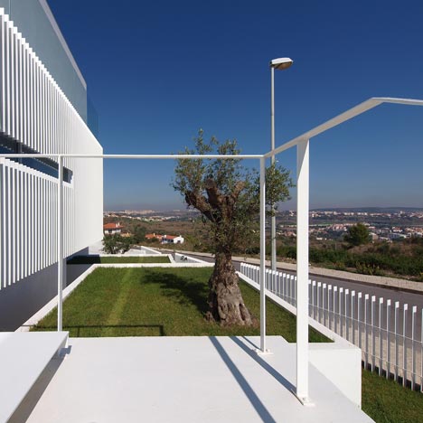 House in Paco de Arcos by Jorge Mealha Arquitecto