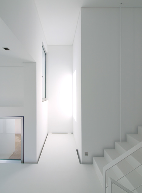 House in Paco de Arcos by Jorge Mealha Arquitecto
