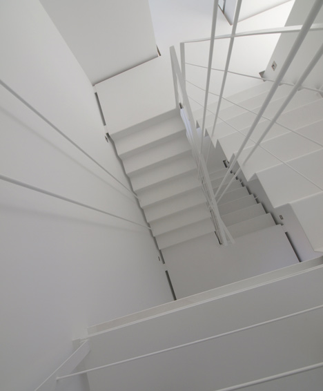 House in Paco de Arcos by Jorge Mealha Arquitecto