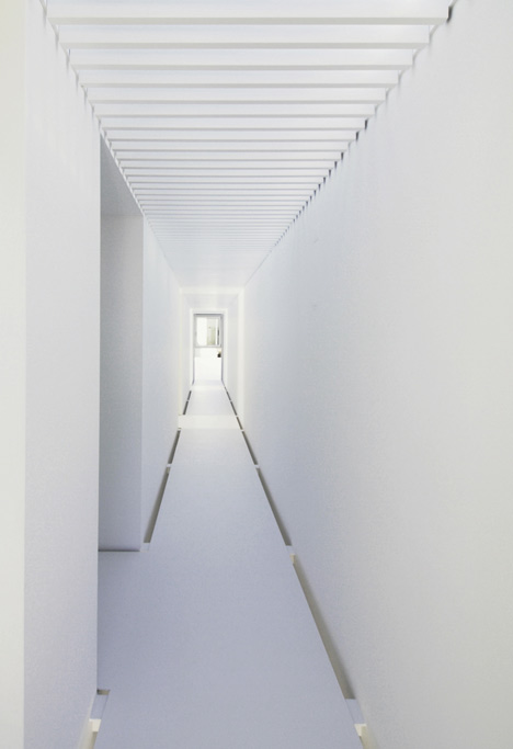 House in Paco de Arcos by Jorge Mealha Arquitecto