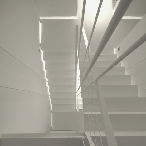 House in Paco de Arcos by Jorge Mealha Arquitecto