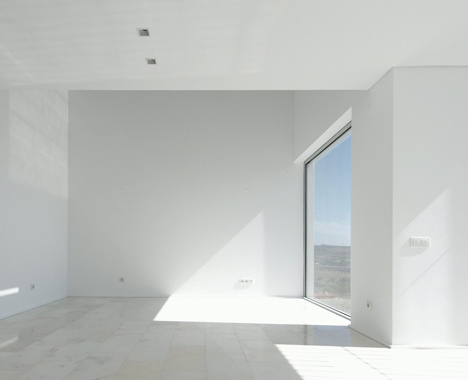 House in Paco de Arcos by Jorge Mealha Arquitecto