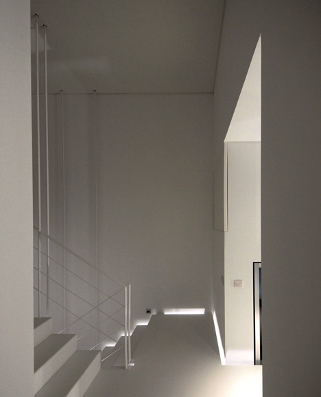 House in Paco de Arcos by Jorge Mealha Arquitecto