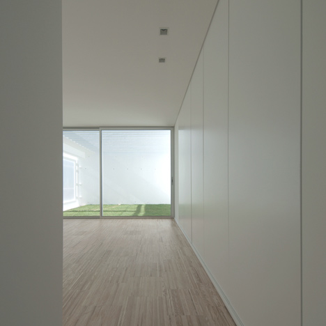 House in Paco de Arcos by Jorge Mealha Arquitecto