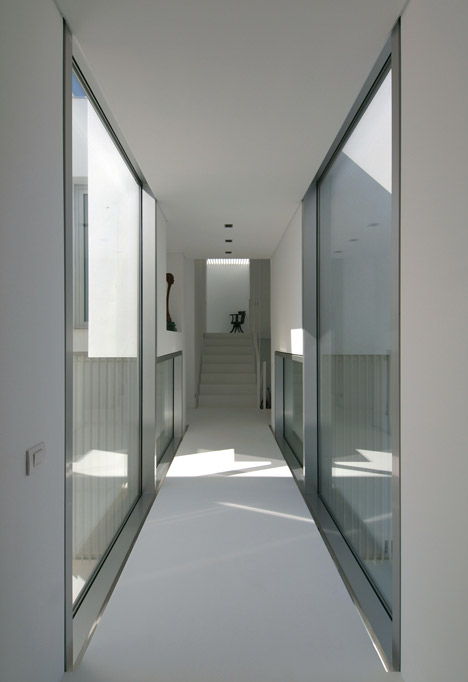 House in Paco de Arcos by Jorge Mealha Arquitecto