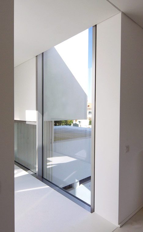House in Paco de Arcos by Jorge Mealha Arquitecto