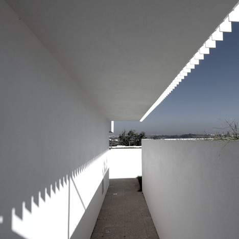 House in Paco de Arcos by Jorge Mealha Arquitecto
