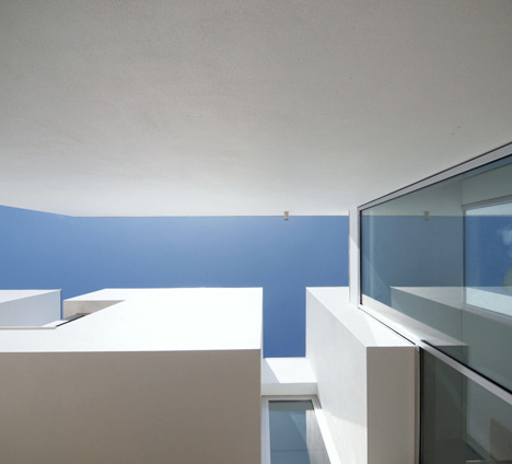 House in Paco de Arcos by Jorge Mealha Arquitecto