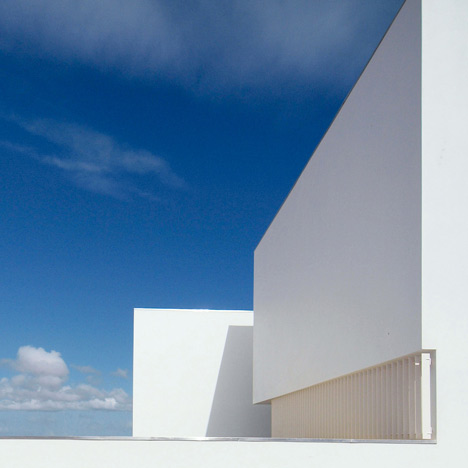 House in Paco de Arcos by Jorge Mealha Arquitecto