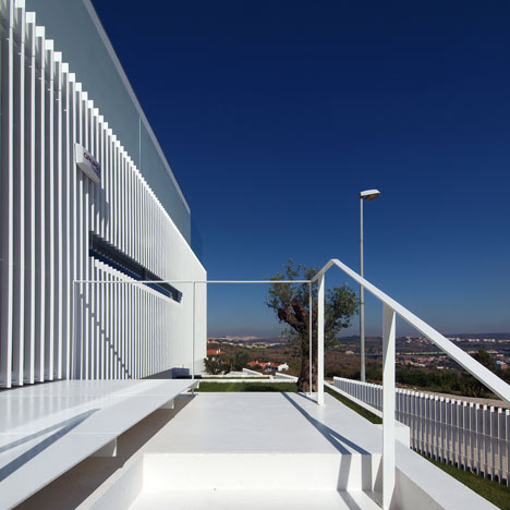 House in Paco de Arcos by Jorge Mealha Arquitecto