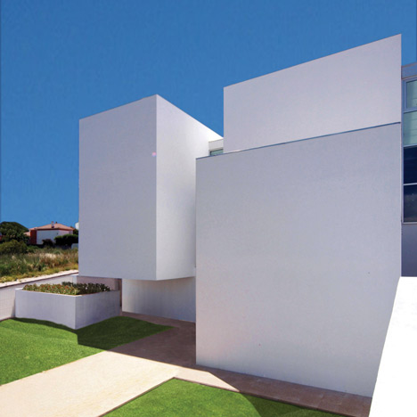 House in Paco de Arcos by Jorge Mealha Arquitecto