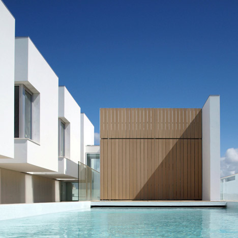 House in Paco de Arcos by Jorge Mealha Arquitecto