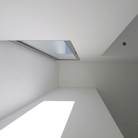 House in Paco de Arcos by Jorge Mealha Arquitecto